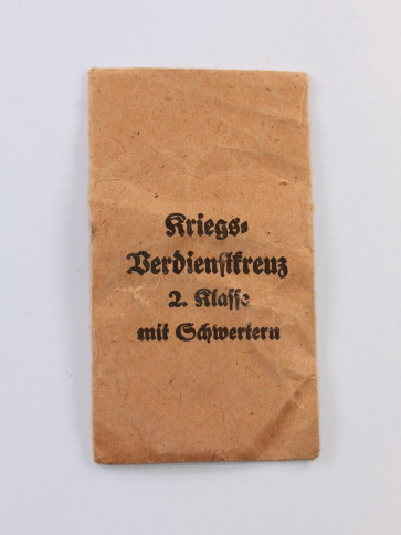 Verleihungstüte Kriegsverdienstkreuz 2. Klasse mit Schwertern, Türks Witwe - Militaria-Berlin