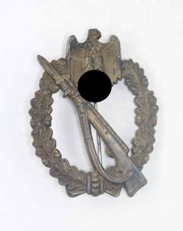 Infanterie-Sturmabzeichen in Bronze, Hst. M.K.1 (Arbeitsgemeinschaft Metalle und Kunststoffe, Gablonz) - Militaria-Berlin