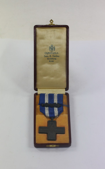 Italien, Kriegsverdienstkreuz "VE III" Merito Digvera, im Etui Cravanzola Succ. E. Gardino Gioielleria Roma - Militaria-Berlin
