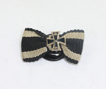 Knopfloch Dekoration Eisernes Kreuz 2. Klasse 1914 (Metall Auflage) - Militaria-Berlin