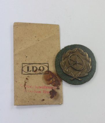  Kraftfahrerbewährungsabzeichen in Bronze, in LDO Verkaufstüte - Militaria-Berlin