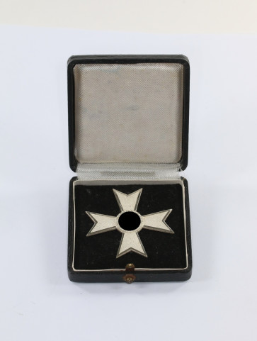 Kriegsverdienstkreuz 1. Klasse, Hst. 4, im Etui - Militaria-Berlin