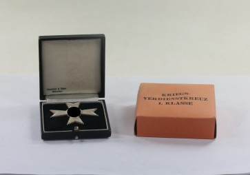 Kriegsverdienstkreuz 1. Klasse, Hst. 1, im Etui, im orangen Umkarton Deschler & Sohn, München - Militaria-Berlin