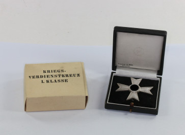 Kriegsverdienstkreuz 1. Klasse, Hst. 1, im Etui mit Umkarton - Militaria-Berlin
