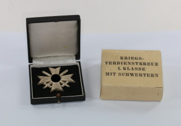 Kriegsverdienstkreuz 1. Klasse mit Schwertern, Hst. L/11, im Etui mit Umkarton - Militaria-Berlin