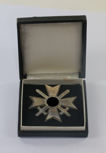 Kriegsverdienstkreuz 1. Klasse mit Schwertern, Hst. 1 (Deschler & Sohn, München), im Etui - Militaria-Berlin