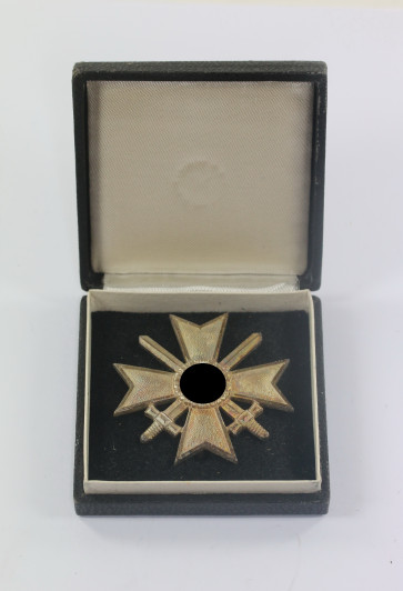 Kriegsverdienstkreuz 1. Klasse mit Schwertern, Hst. 1 (Deschler & Sohn, München), im Etui - Militaria-Berlin