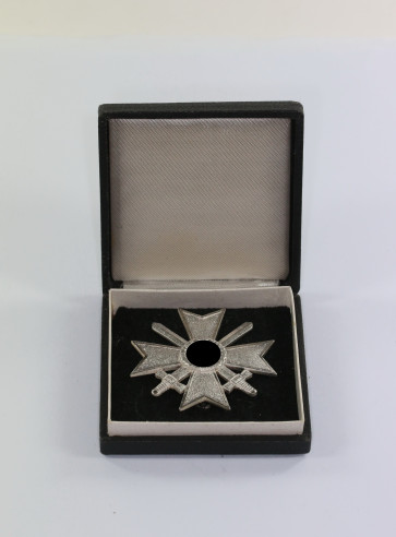 Kriegsverdienstkreuz 1. Klasse mit Schwertern, Hst. 1, im Etui - Militaria-Berlin