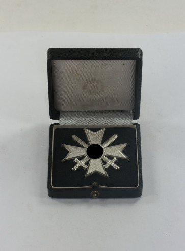 Kriegsverdienstkreuz 1. Klasse mit Schwertern, Hst. 4 (Buntmetall), im Etui - Militaria-Berlin