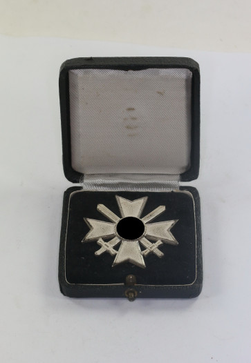 Kriegsverdienstkreuz 1. Klasse mit Schwertern, Hst. 65 (Klein & Quenzer, Oberstein), im Etui mit Abbildung der Auszeichnung mit Hakenkreuz - Militaria-Berlin