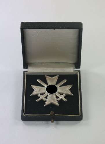  Kriegsverdienstkreuz 1. Klasse mit Schwertern, Hst. 84, im Etui - Militaria-Berlin