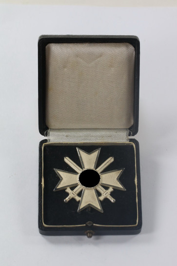  Kriegsverdienstkreuz 1. Klasse mit Schwertern, Hst. L/11 (ohne Ksten), im Etui mit schwarzen Inlet - Militaria-Berlin
