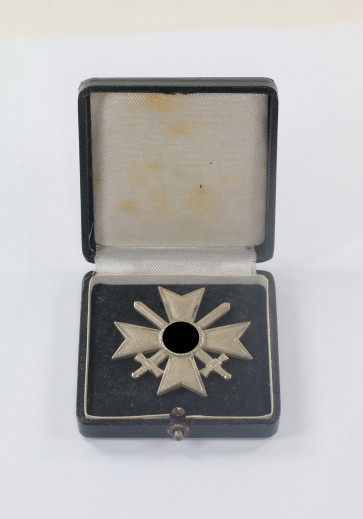  Kriegsverdienstkreuz 1. Klasse mit Schwertern, Hst. L/11 (ohne Ksten), im Etui mit schwarzen Inlet - Militaria-Berlin