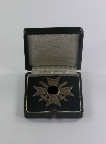  Kriegsverdienstkreuz 1. Klasse mit Schwertern, Julius Bauer Söhne, Zella-Mehlis (Buntmetall), im Etui - Militaria-Berlin