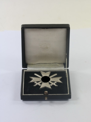 Kriegsverdienstkreuz 1. Klasse mit Schwertern, Julius Bauer, Söhne, Zella-Mehlis, im Etui - Militaria-Berlin