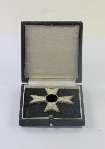 Kriegsverdienstkreuz 1. Klasse (ohne Schwerter), Hst. 50 (Karl Gschiermeister, Wien), im Etui - Militaria-Berlin