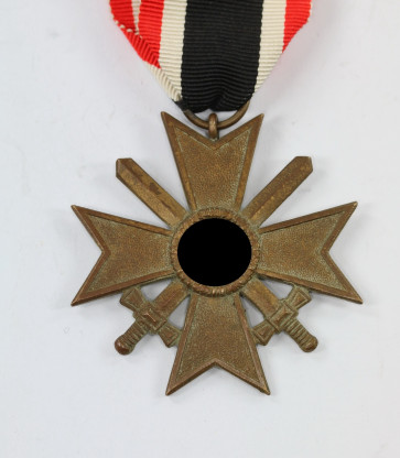 Kriegsverdienstkreuz 2. Klasse mit Schwertern, Buntmetall - Militaria-Berlin