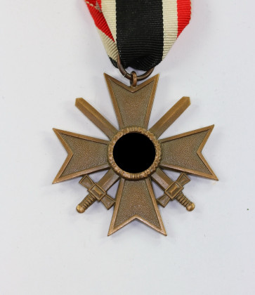 Kriegsverdienstkreuz 2. Klasse mit Schwertern, Buntmetall - Militaria-Berlin
