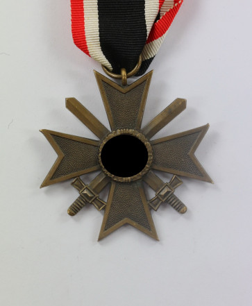 Kriegsverdienstkreuz 2. Klasse mit Schwertern, Buntmetall - Militaria-Berlin