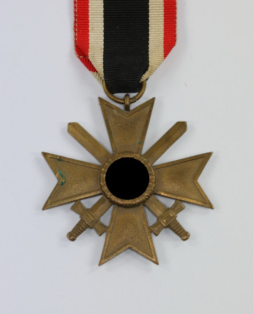 Kriegsverdienstkreuz 2. Klasse mit Schwertern, Buntmetall - Militaria-Berlin