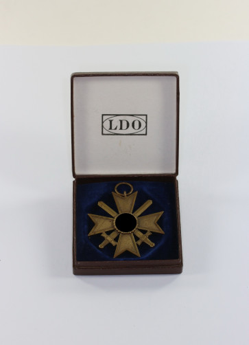 Kriegsverdienstkreuz 2. Klasse mit Schwertern, Buntmetall, im LDO Etui - Militaria-Berlin