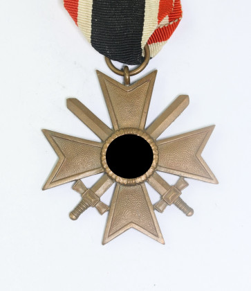 Kriegsverdienstkreuz 2. Klasse mit Schwertern, Buntmetall, ohne Hersteller - Militaria-Berlin