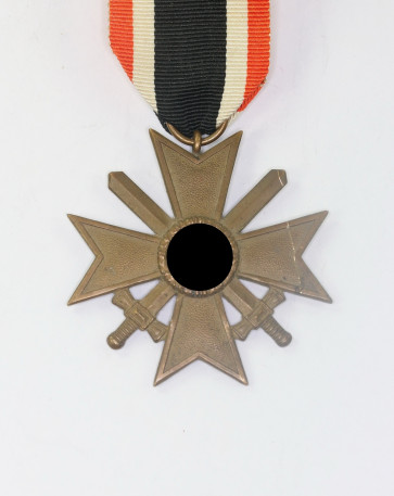Kriegsverdienstkreuz 2. Klasse mit Schwertern, Buntmetall, oranges Band (!) - Militaria-Berlin