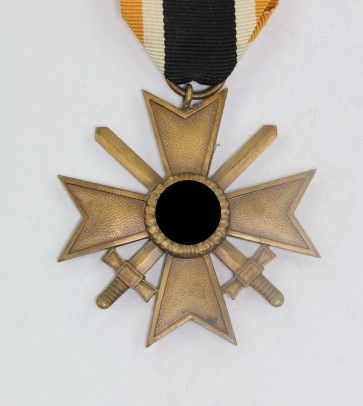 Kriegsverdienstkreuz 2. Klasse mit Schwertern, Buntmetall, oranges Band (!) - Militaria-Berlin