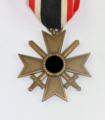 Kriegsverdienstkreuz 2. Klasse mit Schwertern, Hst. 13 (Gustav Brehmer, Markneukirchen) - Militaria-Berlin