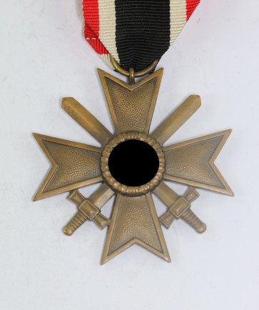 Kriegsverdienstkreuz 2. Klasse mit Schwertern, Hst. 56 (Robert Hauschild, Pforzheim) - Militaria-Berlin