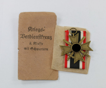  Kriegsverdienstkreuz 2. Klasse mit Schwertern, Hst. 61, in Verleihungstüte Rud. A. Karnath & Sohn Gablonz Gablonz a.N. - Militaria-Berlin