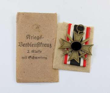 Kriegsverdienstkreuz 2. Klasse mit Schwertern, Hst. 61, in Verleihungstüte  Rud. A. Karnath & Sohn Gablonz Gablonz a.N. - Militaria-Berlin