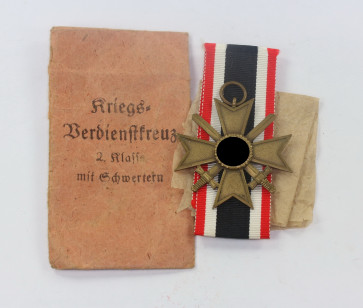  Kriegsverdienstkreuz 2. Klasse mit Schwertern, Hst. 61, in Verleihungstüte Rud. A. Karnath & Sohn Gablonz Gablonz a.N. - Militaria-Berlin