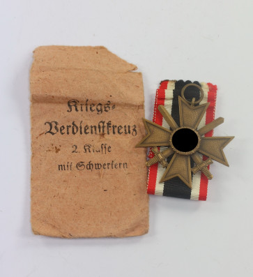 Kriegsverdienstkreuz 2. Klasse mit Schwertern, Hst. 61, in Verleihungstüte Rud. A. Karnath & Sohn Gablonz Gablonz a.N. - Militaria-Berlin