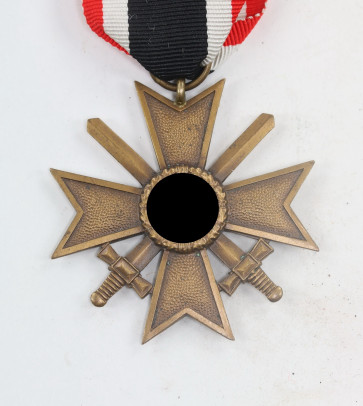 Kriegsverdienstkreuz 2. Klasse mit Schwertern, Hst. 61 (Rudolf Karnath & Sohn, Gablonz) - Militaria-Berlin