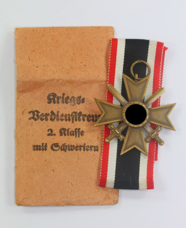 Kriegsverdienstkreuz 2. Klasse mit Schwertern, Hst. 85, in Verleihugstüte Julius Pietsch, Gablonz a.N - Militaria-Berlin