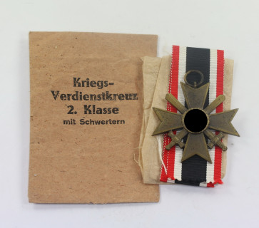Kriegsverdienstkreuz 2. Klasse mit Schwertern, in Verleihungstüte Paul Meybauer, Berlin SW68 - Militaria-Berlin