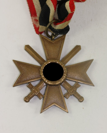 Kriegsverdienstkreuz 2. Klasse mit Schwertern, ohne Hersteller (Buntmetall) - Militaria-Berlin