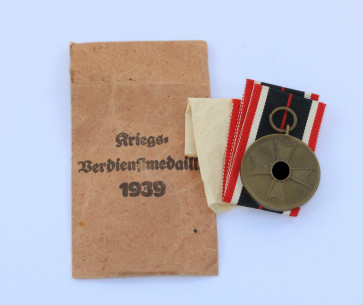 Kriegsverdienstmedaille, in Verleihungstüte Arno Wallpach Salzburg  - Militaria-Berlin