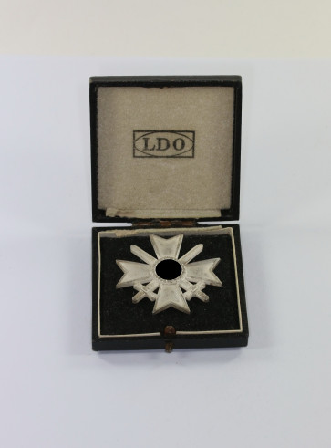 Kriegsverdienstkreuz 1. Klasse mit Schwertern, Hst. L58 an Schraubscheibe, im LDO Etui - Militaria-Berlin