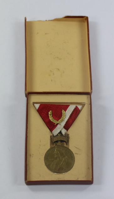 Kroatien Ustascha, Medaille Orden der Krone König Zvonimirs Bronze, im Etui - Srebrna kolajns Krune kralja Zvonimira s hrasiovim grancicama - Militaria-Berlin