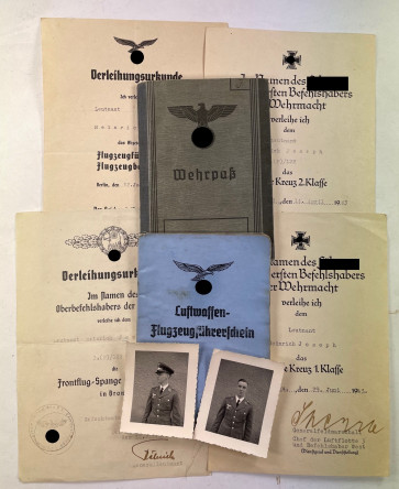 Luftwaffe, Dokumentengruppe Doppelabzeichen, Urkunden + Wehrpaß + Flugzeugführerschein - Militaria-Berlin