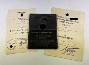 Luftwaffe, Nachlass Eiserner Ehrenschild des Luftgaues XI (Hamburg), Plakette (1.Form, 1. Ausführung) + Urkunde + Urkunde EK-2 - Militaria-Berlin