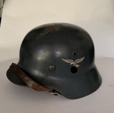Luftwaffe, Stahlhelm M-35, mit beiden Emblemen, der Adler das 1. Modell (!) - Militaria-Berlin