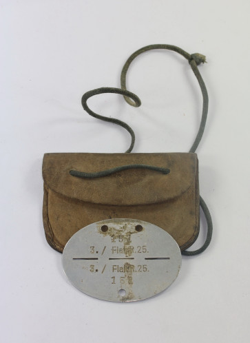 Luftwafffe, Erkennungsmarke Flak Regiment 25, mit Markentasche - Militaria-Berlin