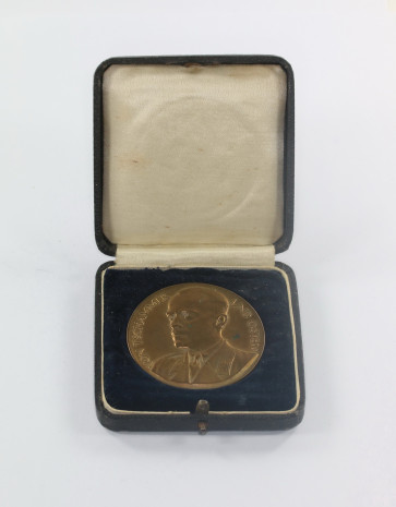 Medaille von Tschammer und Osten - In Anerkennung einer hervorragenden Leistung gegeben vom Reichssportführer, im Etui - Militaria-Berlin