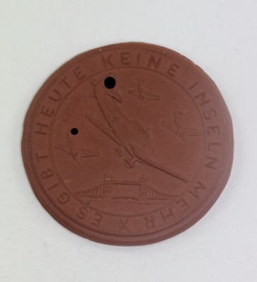Meissen Plakette, Es gibt keine Inseln mehr - Der uns aufgezwungene Krieg muss zum gloreichsten Sieges Sieg der Deutschen Geschichte werden - Militaria-Berlin