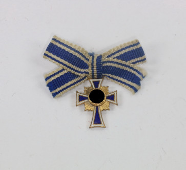  Miniatur Mutterkreuz in Gold an Schleife, Hst. L/15 - Militaria-Berlin