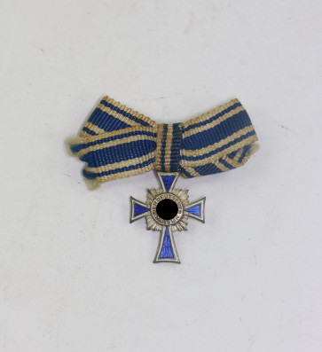  Miniatur Mutterkreuz in Silber an Schleife, Hst. L/11 (Wilhelm Deumer, Lüdenscheid) - Militaria-Berlin