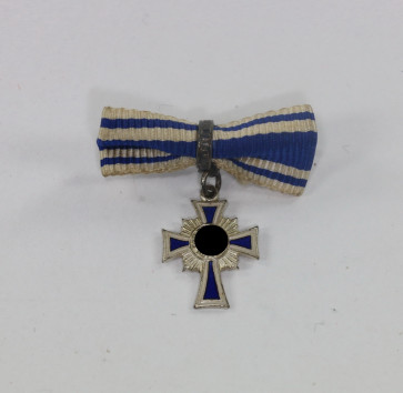  Miniatur Mutterkreuz in Silber an Schleife, Variante (!) - Militaria-Berlin